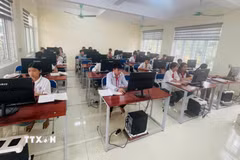 Công nghệ số và trí tuệ nhân tạo đang tạo ra những cơ hội chưa từng có cho trẻ em trong học tập, sáng tạo. (Ảnh: TTXVN)