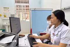 Nhân viên y tế nhập liệu bệnh án điện tử. (Ảnh: TTXVN)