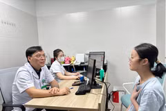 Bệnh nhân khám lại sau 1 tháng xuất viện. (Ảnh: PV/Vietnam+)