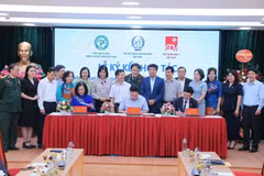 Ký kết hợp tác giữa các bên. (Ảnh: Minh Quyết/Vietnam+)