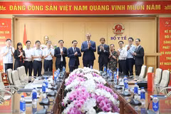 Thứ trưởng Bộ Y tế Lê Đức Luận, Ngài Đại sứ Pháp Olivier Brochet và các đại biểu. (Ảnh: T.M)