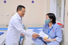 Lãnh đạo Bệnh viện K trao quà hỗ trợ cho bệnh nhân ung thư. (Ảnh: PV/Vietnam+)