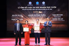 Ban Tổ chức trao chứng nhận và hoa cho các tác giả đoạt giải. (Ảnh: PV/Vietnam+)