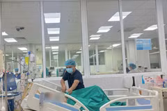 Bác sỹ điều trị cho bệnh nhi. (Ảnh: PV/Vietnam+)