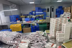 Lào Cai triệt phá đường dây sản xuất, buôn bán thực phẩm chức năng giả quy mô đặc biệt lớn. (Ảnh: TTXVN phát)