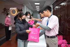 Chương trình an sinh xã hội “Chạm sẻ chia, Trao hy vọng” trao tặng quà cho các phụ nữ. (Ảnh: PV/Vietnam+)