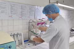 Nhân viên y tế xét nghiệm nhanh sốt xuất huyết. (Ảnh: Mai Trang/TTXVN)