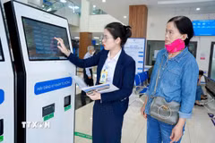 Những ki-ốt thông minh được đặt tại các cơ sở khám chữa bệnh hỗ trợ đắc lực cho cán bộ, nhân viên y tế. (Ảnh: TTXVN)