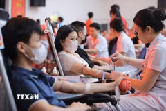 Tình nguyện viên hiến máu tại Viện Huyết học-Truyền máu Trung ương. (Ảnh: Minh Quyết/TTXVN)