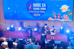 Tiết mục ảo thuật được nhiều bệnh nhân nhi yêu thích. (Ảnh: PV/Vietnam+)