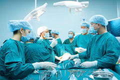 Các bác sỹ Bệnh viện Phổi Trung ương đã thực hiện chuyển giao kỹ thuật chuyên sâu "cầm tay chỉ việc" ngay tại phòng mổ tại Bệnh viện Phổi Nghệ An. (Ảnh: PV/Vietnam+)