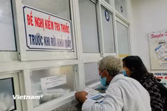 Người dân chờ lấy thuốc bảo hiểm y tế. (Ảnh: T.G/Vietnam+)