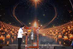 Bí thư Trung ương Đảng, Phó Thủ tướng Phạm Thị Thanh Trà thỉnh chuông tri ân những người chết não hiến tặng mô, tạng. (Ảnh: PV/Vietnam+)