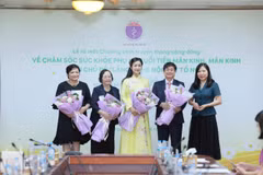 Lễ ra mắt Chương trình truyền thông cộng đồng chăm sóc sức khỏe phụ nữ với Chủ đề "Lắng nghe nội tiết tố nữ." (Ảnh: PV/Vietnam+)