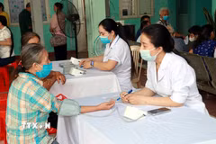 Bác sỹ Bệnh viện Đa khoa Ý Yên (Ninh Bình) khám sàng lọc cho nhân dân. (Ảnh: Nguyễn Lành/TTXVN)