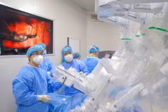 Các bác sỹ Bệnh viện K thực hiện một ca phẫu thuật bằng robot. (Ảnh: PV/Vietnam+)