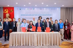 Các bên cùng ký kết tuyên bố. (Ảnh: PV/Vietnam+)