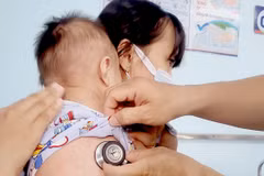 Bác sĩ thăm khám, điều trị cho trẻ mắc bệnh sởi. (Ảnh: TTXVN/Vietnam+)