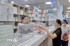 Người bệnh nhận thuốc bảo hiểm y tế tại quầy thuốc của bệnh viện. (Ảnh: TTXVN)
