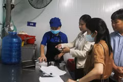 Các mẫu lưu thức ăn tại một bếp ăn tập thể trên địa bàn phường Phước Tân, thành phố Đồng Nai được lực lượng chức năng kiểm tra theo đúng quy trình. (Ảnh: Lê Xuân/TTXVN)