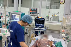 Bác sỹ theo dõi sức khỏe cho một bệnh nhân mắc liên cầu lợn trong tình trạng nặng. (Ảnh: PV/Vietnam+)