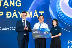 Các tổ chức quốc tế trao tặng máy chụp ảnh màu đáy mắt không giãn đồng tử. (Ảnh: PV/Vietnam+)