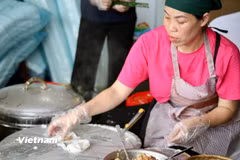 Gian hàng bánh cuốn Cao Bằng được tráng liên tục không ngơi tay để kịp phục vụ thực khách tại Hội chợ mùa Thu 2025. (Ảnh: Trịnh Huyền/Vietnam+)