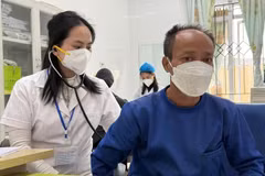 Cán bộ y tế Trung tâm y tế huyện Ba Vì khám cho bệnh nhân lao. (Ảnh: PV/Vietnam+) 