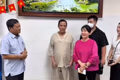 Bệnh nhân chào các y bác sỹ trong ngày xuất viện. (Ảnh: PV/Vietnam+)