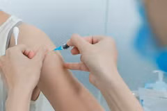 Nhân viên y tế tiêm vaccine phòng bệnh cho người dân. (Ảnh: Minh Quyết/TTXVN)