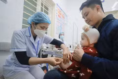 Nhân viên y tế phường Vĩnh Tuy (quận Hai Bà Trưng) tiêm vaccine phòng sởi cho trẻ từ 6 đến dưới 9 tháng tuổi. (Ảnh: Minh Quyết/TTXVN)