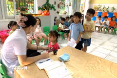 Khám sức khỏe miễn phí cho học sinh trường Mầm non Bắc Kiến Xương (tỉnh Hưng Yên) trước thềm năm học mới. (Ảnh: Thu Hoài/TTXVN)