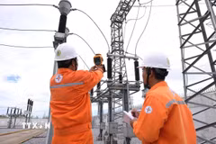 Kiểm tra, giám sát ở trạm biến áp 110kV Cam Liên (Quảng Trị) khi đang vận hành. (Ảnh: Vũ Sinh/TTXVN)
