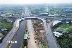 Các dự án đầu tư công được đẩy nhanh tiến độ thực hiện, giải ngân vốn nhằm góp phần tạo động lực thúc đẩy phát triển kinh tế-xã hội. (Ảnh: Bùi Giang/TTXVN)
