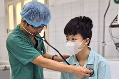 Bác sĩ theo dõi, khám lại cho bệnh nhân sau ghép tim. (Ảnh: PV/Vietnam+)
