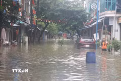 Nhiều tuyến phố tại Hải Phòng ngập nặng do mưa lớn (Ảnh: Mạnh Minh/TTXVN)