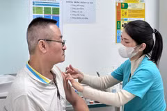 Người dân đến tiêm chủng tại Bệnh viện Hữu nghị Việt Nam Cu Ba. (Ảnh: PV/Vietnam+)