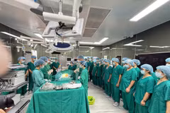 Các y, bác sỹ Bệnh viện Thanh Nhàn tri ân người hiến tạng. (Ảnh: PV/Vietnam+)