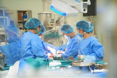 Các bác sỹ Bệnh viện Trung ương Quân đội 108 thực hiện ca ghép gan. (Ảnh: PV/Vietnam+)