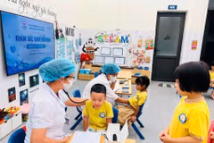 Bác sỹ theo dõi, khám sức khỏe cho trẻ em. (Ảnh: PV/Vietnam+)
