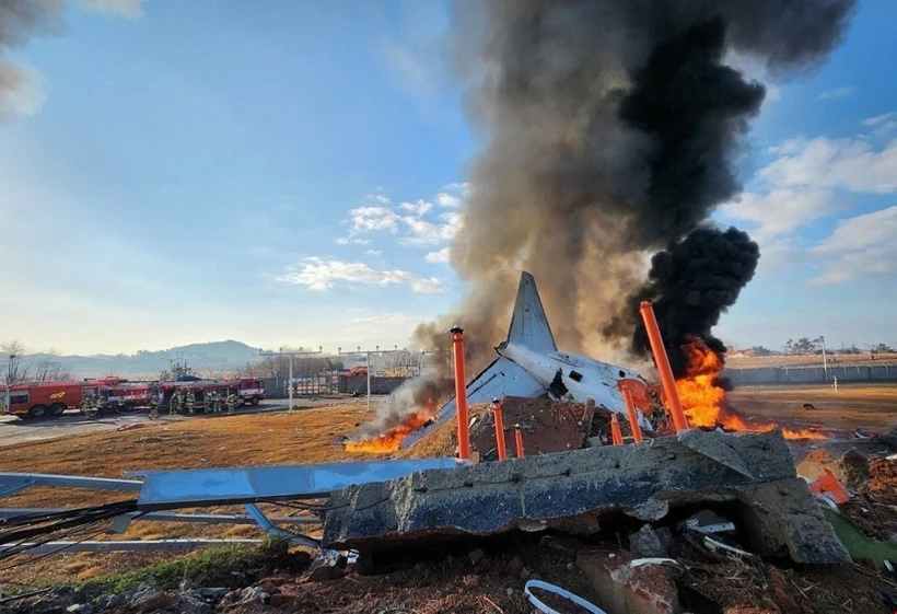 Hiện trường vụ tai nạn máy bay tại Muan, tỉnh Nam Jeolla (Hàn Quốc), ngày 29/12/2024. (Ảnh: Yonhap/TTXVN)