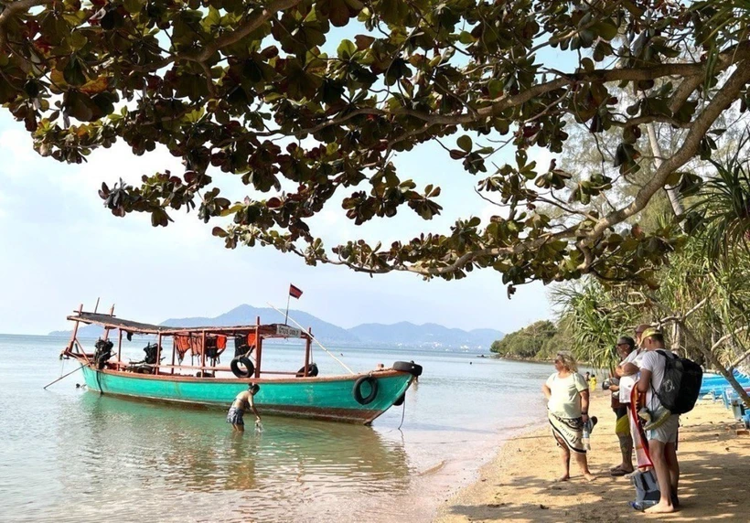 Khách quốc tế tham quan, nghỉ dưỡng tại Koh Tunsay (Đảo Thỏ) ở ngoài khơi biển Kep, phía Tây Nam Campuchia. (Ảnh: Huỳnh Thảo/TTXVN)