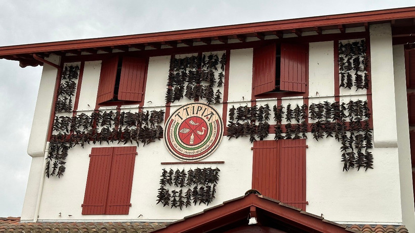 Mặt tiền của các ngôi nhà được phủ kín bởi những dây ớt đỏ sậm, tết dài, đong đưa trong nắng, trong gió tạo nên một cảnh sắc tuyệt vời. (Ảnh: Nguyễn Thu Hà/TTXVN)