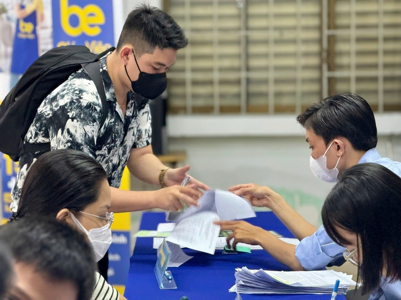 Đông đảo sinh viên, người lao động tìm việc tại sàn giao dịch việc làm tháng 11/2024 tại Trung tâm dịch vụ việc làm Thành phố Hồ Chí Minh. (Ảnh: TTXVN phát)