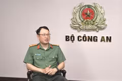 Thượng tá Triệu Mạnh Tùng, Phó Cục trưởng Cục An ninh mạng và phòng, chống tội phạm sử dụng công nghệ cao, Bộ Công an trao đổi tại tọa đàm. (Ảnh: BCA)