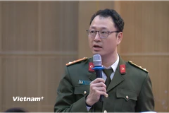 Thượng tá Triệu Mạnh Tùng, Phó Cục trưởng Cục An ninh mạng và phòng, chống tội phạm sử dụng công nghệ cao (A05, Bộ Công an) trả lời câu hỏi của phóng viên tại tọa đàm. (Ảnh: PV/Vietnam+)