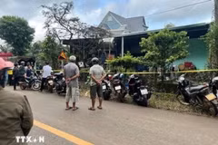 Cảnh sát phong tỏa hiện trường, điều tra làm rõ vụ án mạng nghiêm trọng. (Ảnh: Đậu Tất Thành/TTXVN)