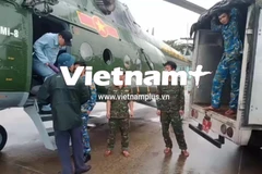 Chuẩn bị hậu cần cho đội bay tiếp cận các xã bị lũ lụt. (Ảnh: BQP cung cấp)