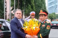 Đại tướng Phan Văn Giang chào đón Bộ trưởng Vugar Mustafayev tới thăm và làm việc với Bộ Quốc phòng Việt Nam. (Ảnh: HP/BQP)