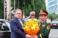 Đại tướng Phan Văn Giang chào đón Bộ trưởng Vugar Mustafayev tới thăm và làm việc với Bộ Quốc phòng Việt Nam. (Ảnh: HP/BQP)